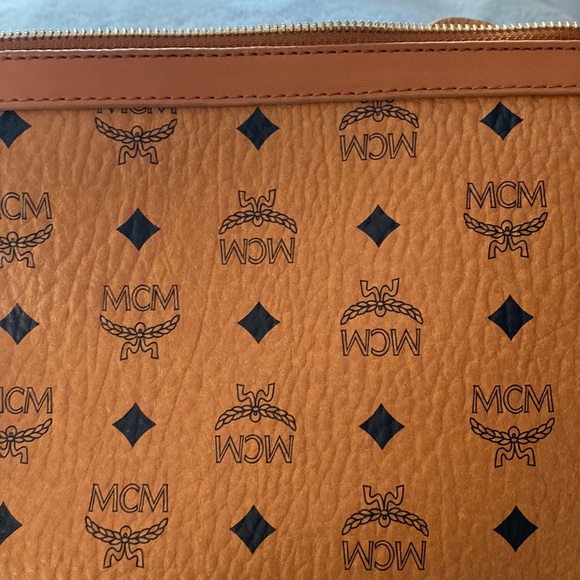 MCM s/m pochette with removable key/change purse. - Picture 4 of 4